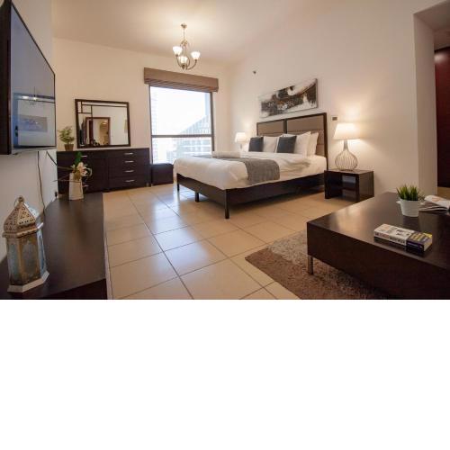 La Buena vida Holiday Homes - Spacious, Luxe, modern, 4 bedroom condo, with full kitchen, 3 min to walk to the Beach, Tram & Marina