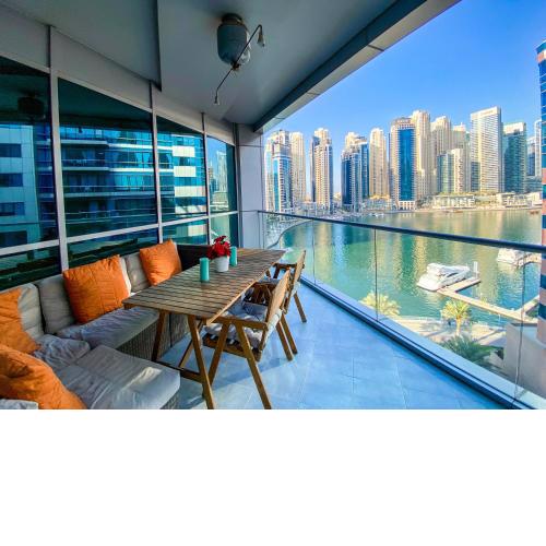 La Buena Vida Holiday Homes - The most amazing full Marina view, Luxe & Modern, one bedroom with full kitchen, in best location of Dubai Marina with two large balconies