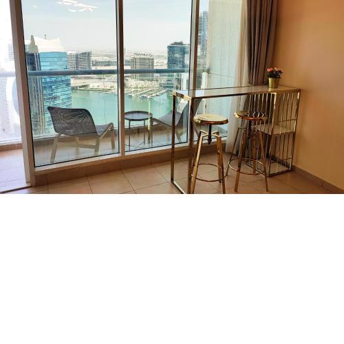 La Buena Vida Holiday Homes, luxury, large 2 bedroom in best location of down town