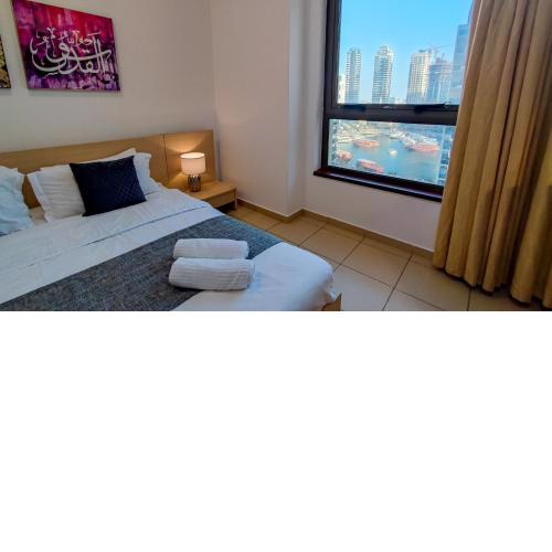 La Buena Vida Holiday Homes, Spacious, modern & Luxe, 2 bedroom with Full Kitchen, Full Marina view, 3 min walking Distance to JBR Beach, Tram & Marina