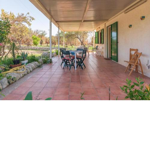 La casa colonica tra i mandorli