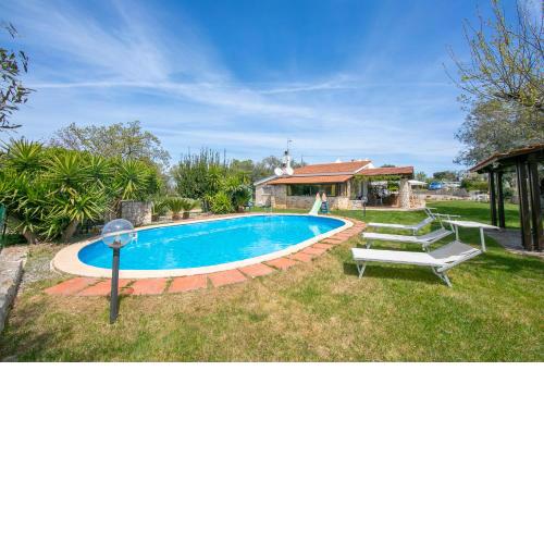 La casa sulla roccia trullo with pool