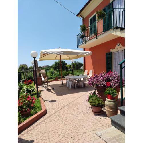 La casa tra verde e mare