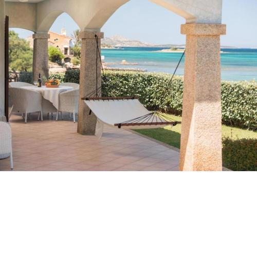 [La Conia Beach House]: Appartamento di Lusso con Terrazza sul Mare