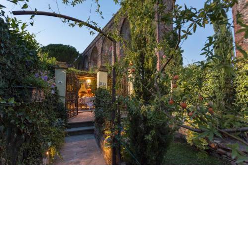 La Dimora dei Conti, Indulge in a Country Farmhouse Apartment with Jacuzzi Facing the Town!