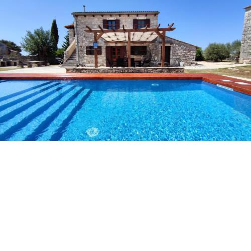 La Dolce Villa - with heated swimming pool