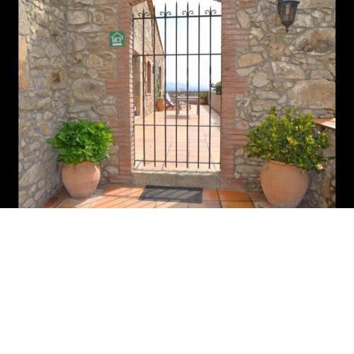la Jonquera Villa Sleeps 8 with Pool