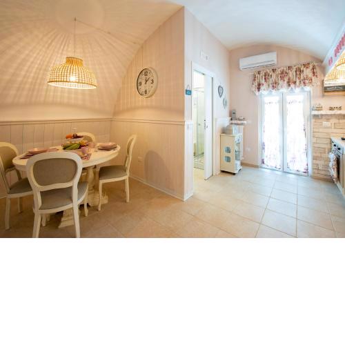 LA PETITE MAISON