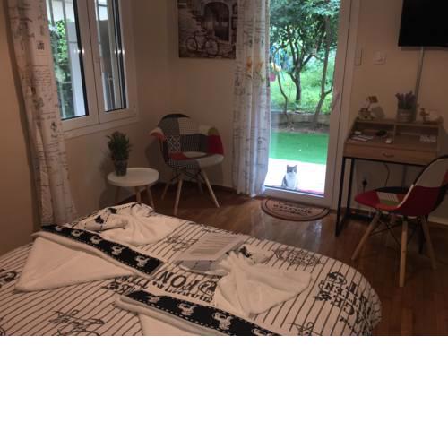 La Vie En Rose Studio,close to beach, Paleo Faliro