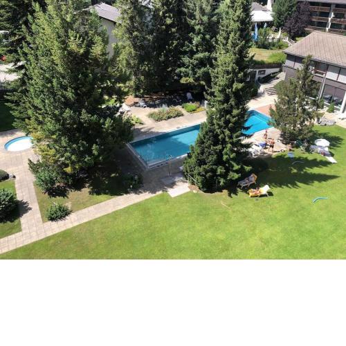 Laax with indoor and outside pool, sauna, 200 Meter to Ski lift , Fitnessroom, Tennis Place, Joyroom, Parkstadion Reserve