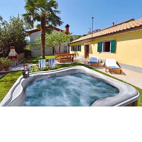 Ladeti 30 St. Home