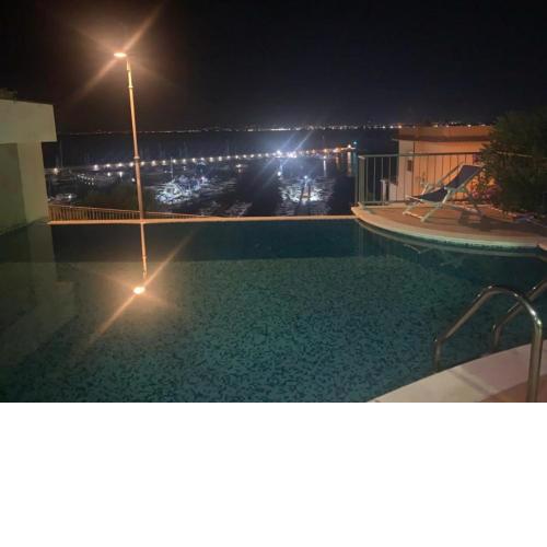 L'affaccio sul Porto con piscina