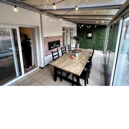 Lake apartment, 2x garage, 10 mins to centre