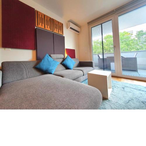 Lake & Street View Fully Furnished Apartment