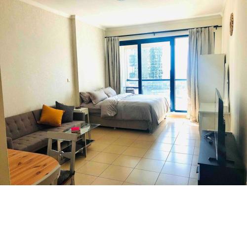 Lake view, 7min to marina metro, late checkin