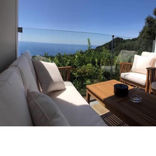 Lakones Deluxe Suites B