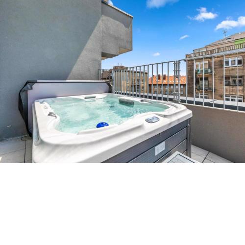 LAM Pink with Jacuzzi & PS4