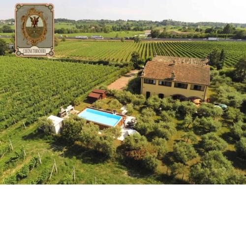 Landhaus mit eleganten Zimmer mit privaten Bädern, viel Platz und einem Pool umgeben von Weinreben und Olivenbäumen
