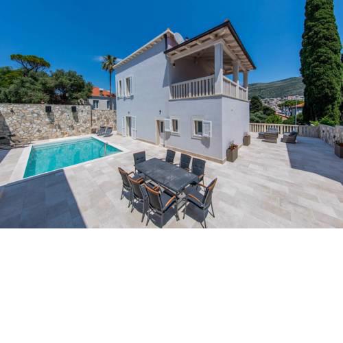 Lapad Villa Sleeps 6 with Pool Air Con and WiFi