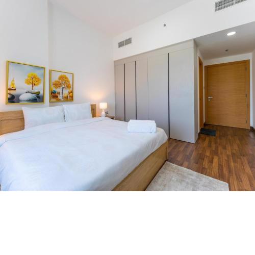Large 2BR w Wooden floor 2 min Access Highway