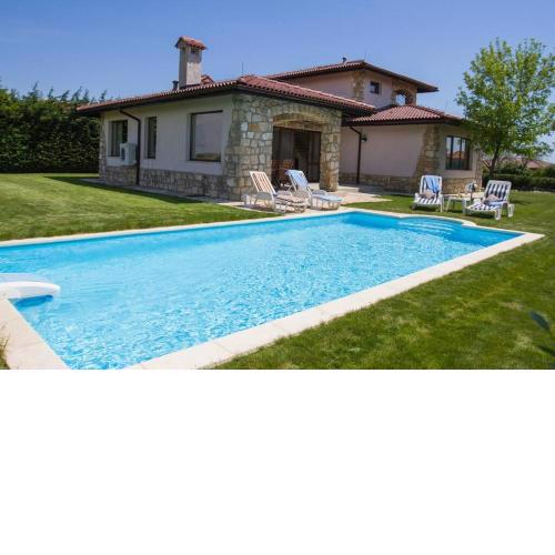 Large and luminous private villa, with pool.
