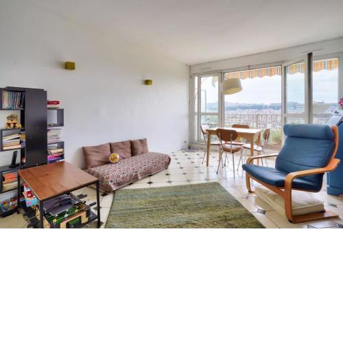 Large apartment with balcony on the Seine