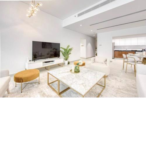 Large Marina 3 bed pool gym and beach club access