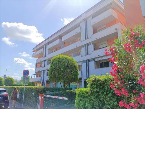 Large Panoramic Terrace 2-bedroom in Viareggio sleeps 5