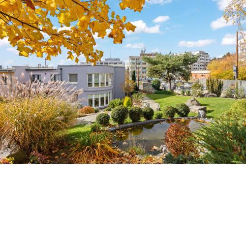 Large private apartment with garden view, terrace and free parking