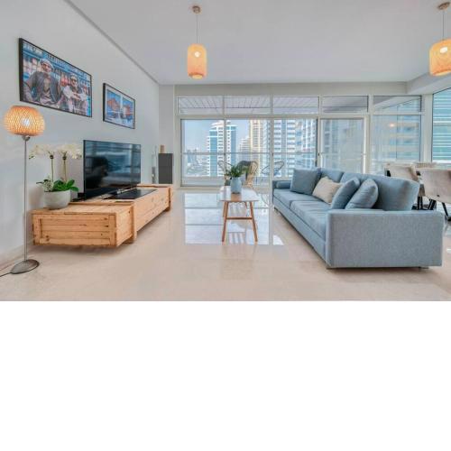 Large spacious 2 bed with pool and work station
