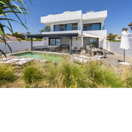 Las Chapas Villa Sleeps 12 with Pool and Air Con