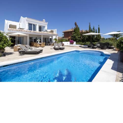 Las Chapas Villa Sleeps 14 with Pool and Air Con