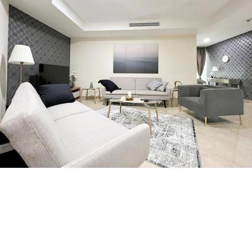 Lavish and Spacious Lakeview 2BR Near Metro & Beach