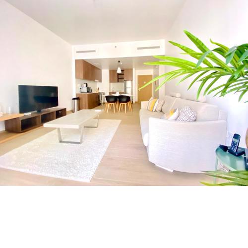 LC22 - Elegant 1BR with beach access in La Cote Building