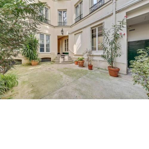 Le Marais Charm -Bright Studio with elevated sleeping quarters