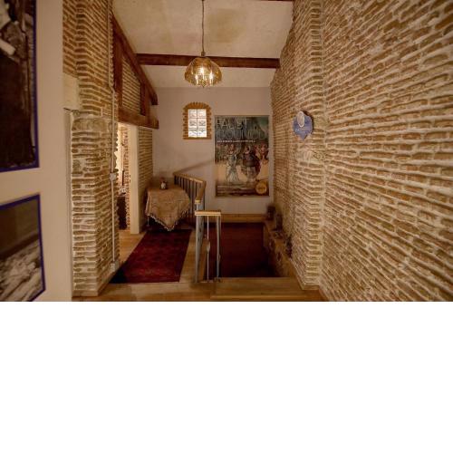Le Petit Secret, Korce, Albania