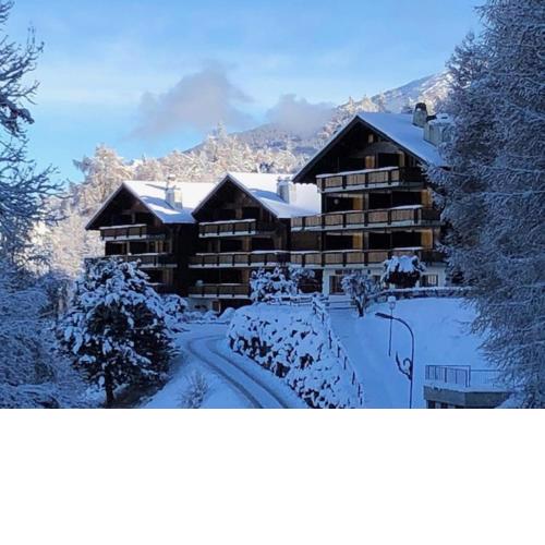 Les Mayens de l'Ours - At the foot of Piste de l'Ours' slope!