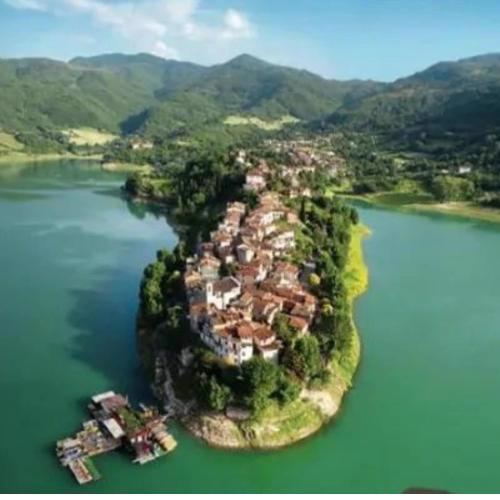 Letizia lake house panoramic view