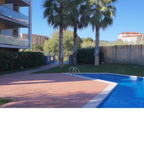 Lets Holidays apartment pool & parking