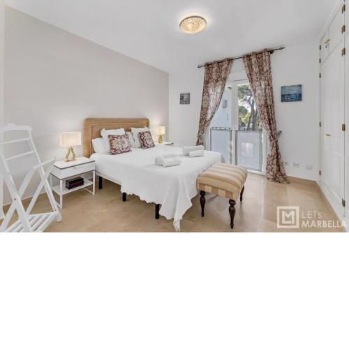 LetsMarbella - 3BDR Corner beachside apartment with Heated Pool