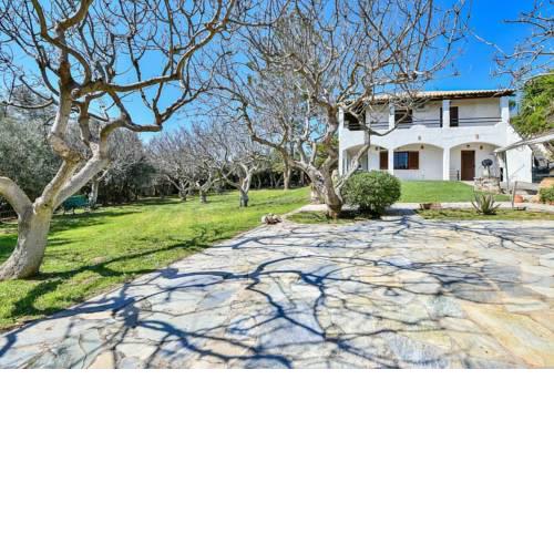 Light-filled home with Garden near Beach