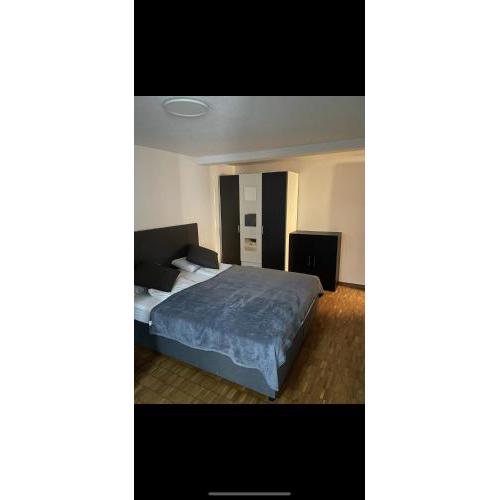 Lindas Rooms with shared bathrooms and apartments- Self Check-in