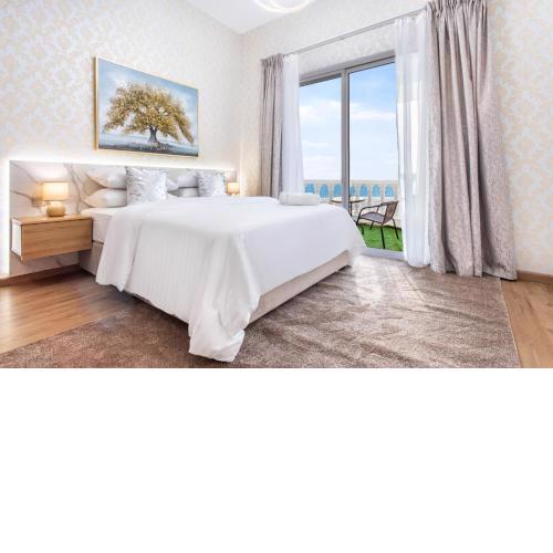 Live and experience a stunning Sea View Studio