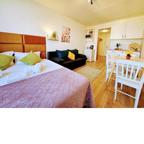 LIVE-INN PRAGUE COZY SUITE FOR 1-4 GUESTS, 20 Mins to center, Lift, Gym, Reception, Parking, Roof Terrace, Game & Party