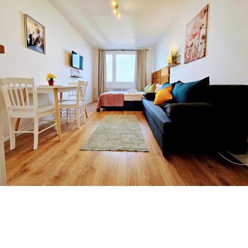 LIVE-INN PRAGUE DELUXE SUITE FOR 1-4 GUESTS, 20 Mins to center, Lift, Gym, Reception, Parking, Roof Terrace, Game & Party