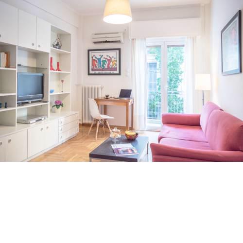 "Live like a local" apt, 5 minutes from metro