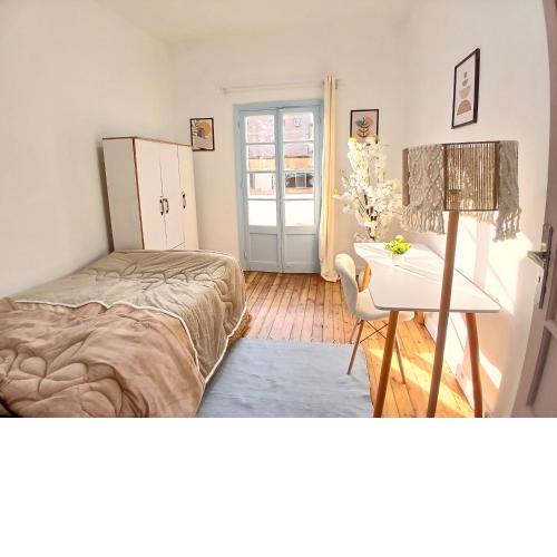 Lively Cozy Downtown Room