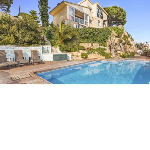 Lloret de Mar Villa Sleeps 10 with Pool and Air Con