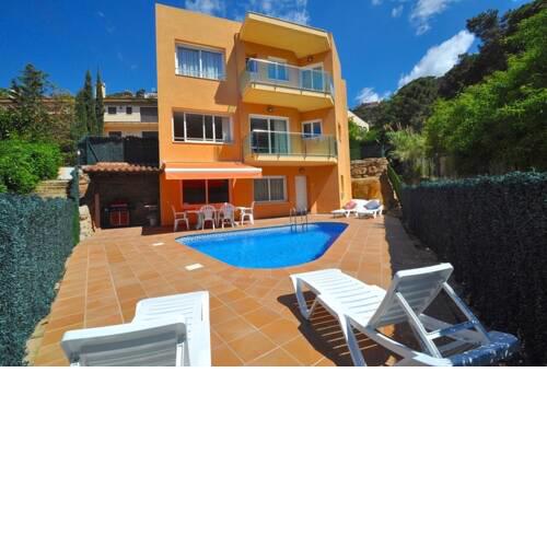 Lloret de Mar Villa Sleeps 11 Pool WiFi