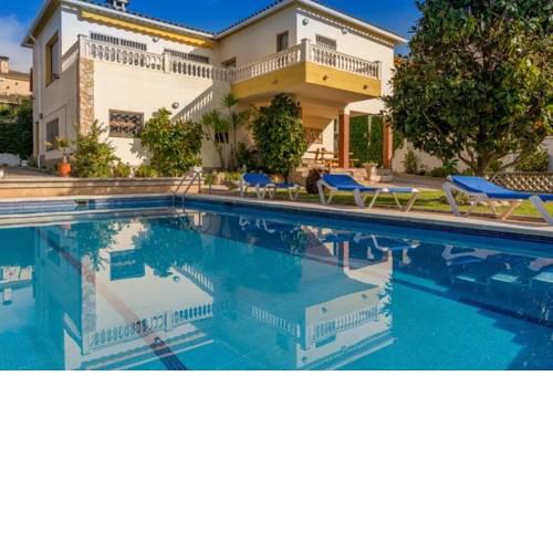 Lloret de Mar Villa Sleeps 6 Pool WiFi